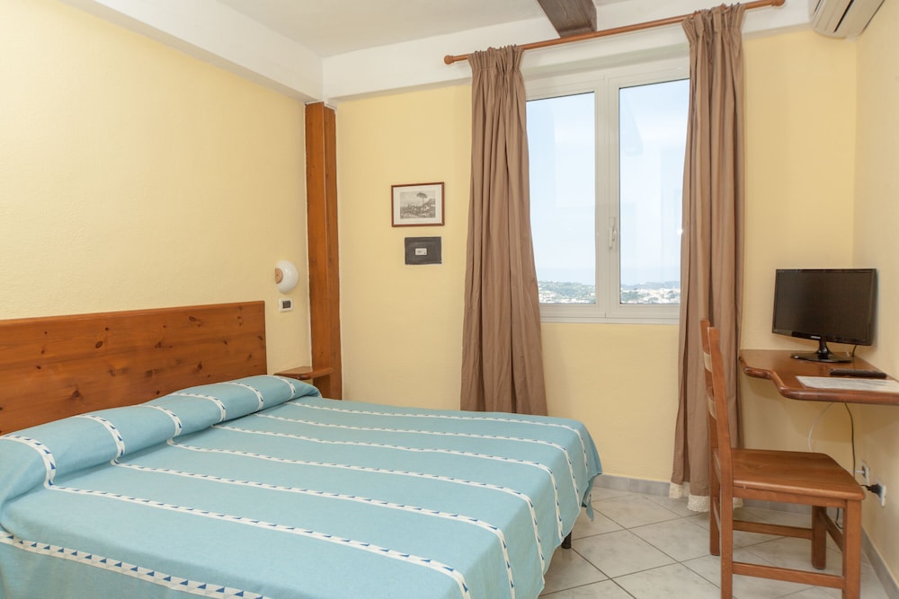 ROOM, SINGLE
