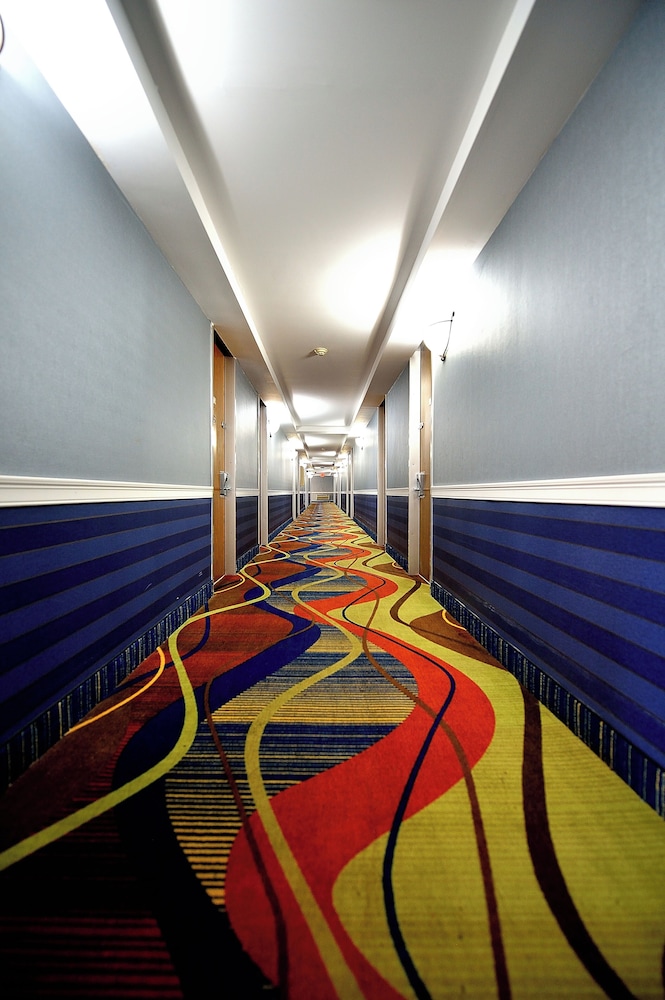 Riverview Inn & Suites 61/69