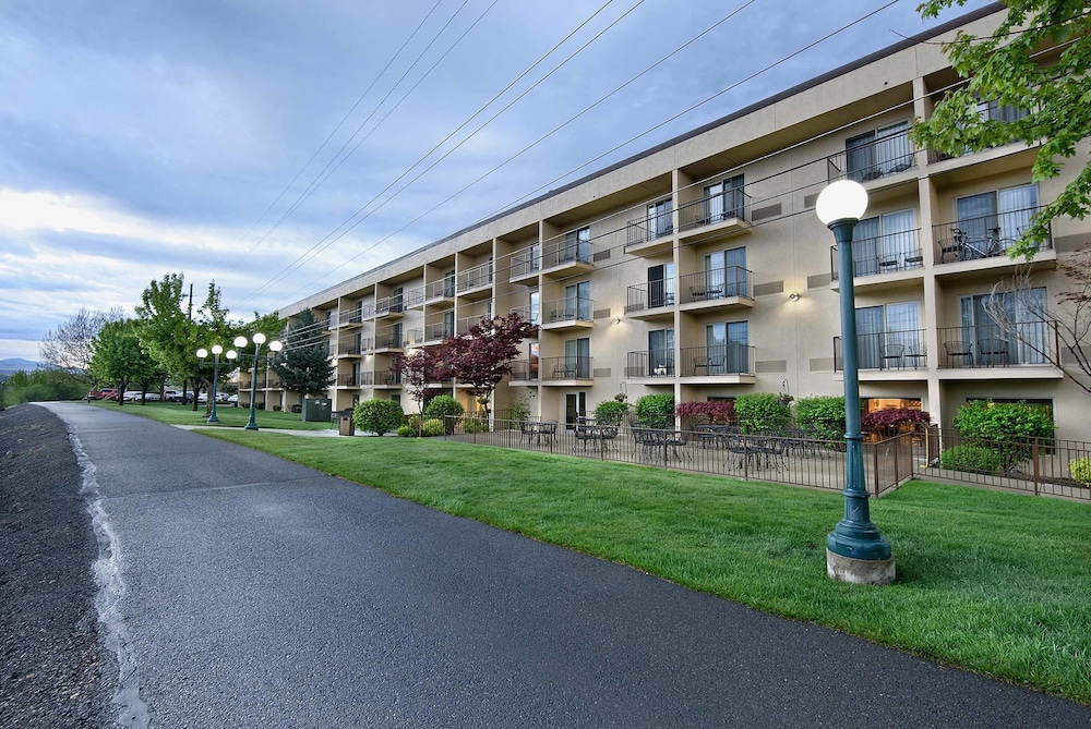 Oxford Suites Yakima 42/45