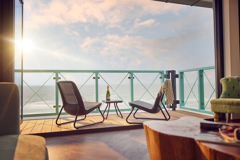 Beachhouse Hotel 33/39