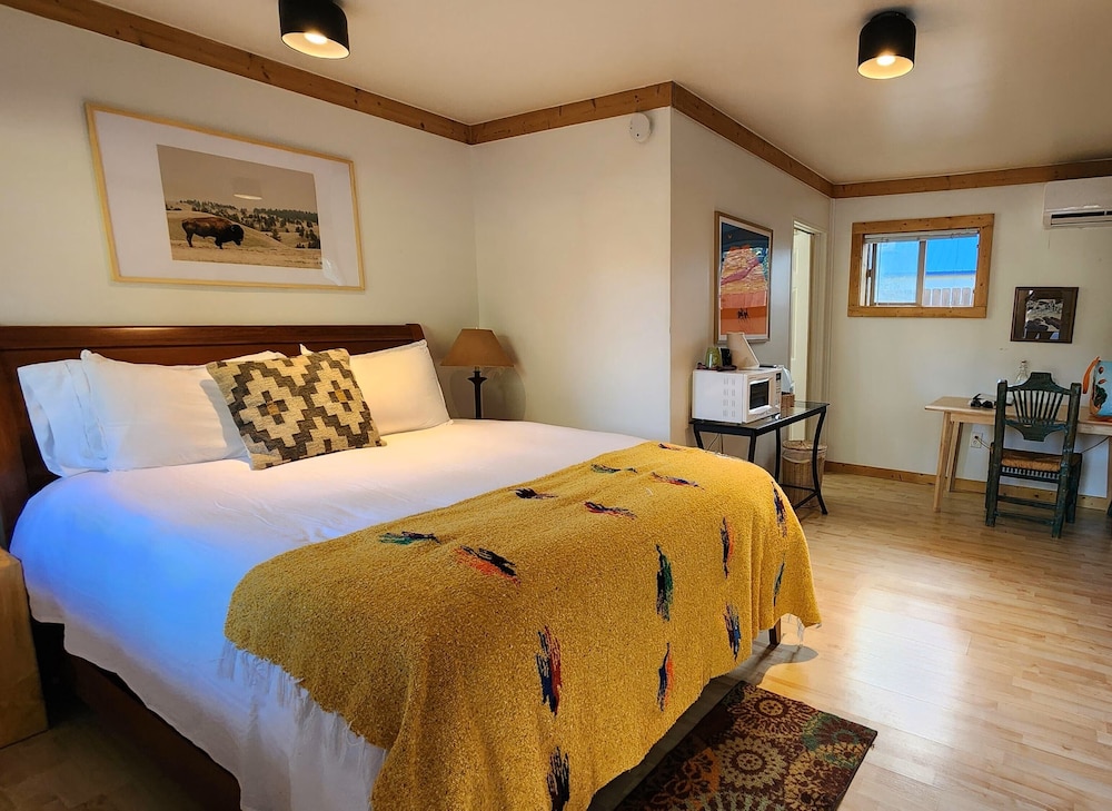 Rocky Mountain Inn 9/50