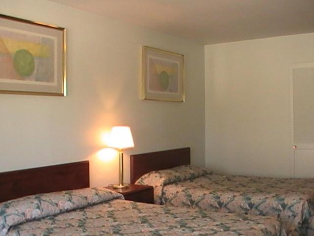 HOMETOWN INN GALION 14/18