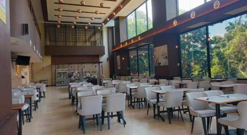 Hotel Grand Baron 37/51