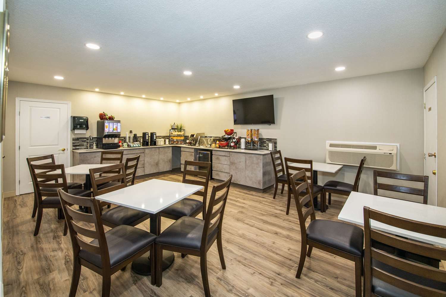 Econo Lodge Inn & Suites Pincher Creek 21/23