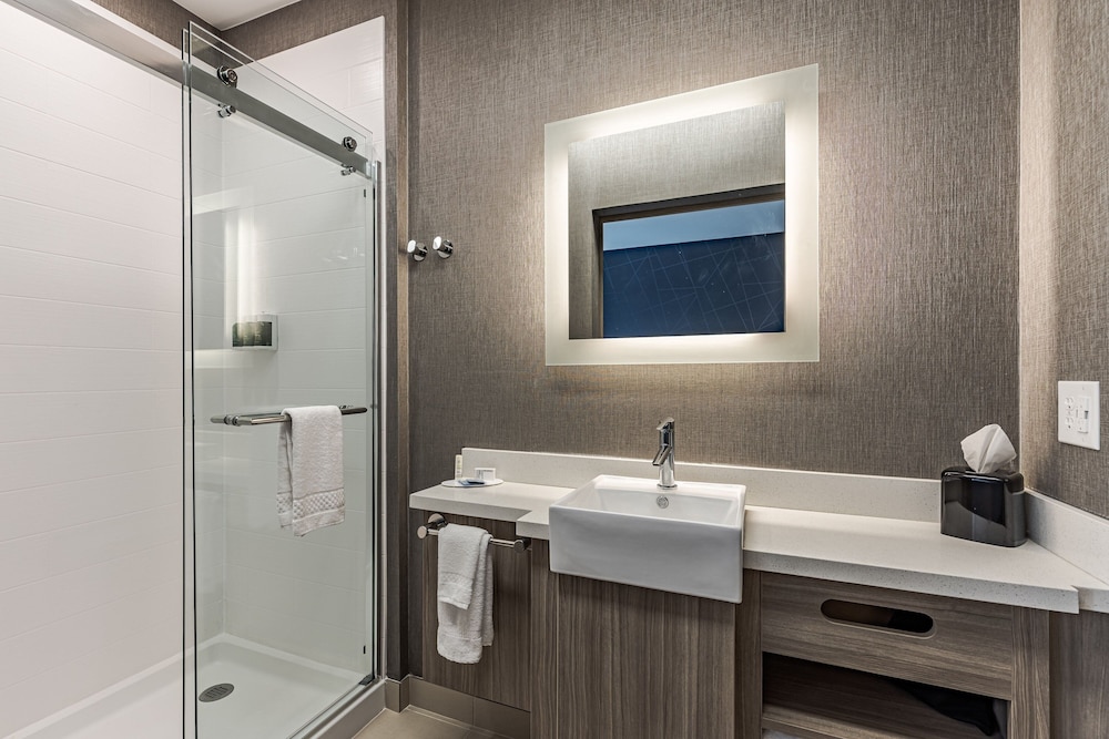 SpringHill Suites Detroit Sterling Heights 34/35