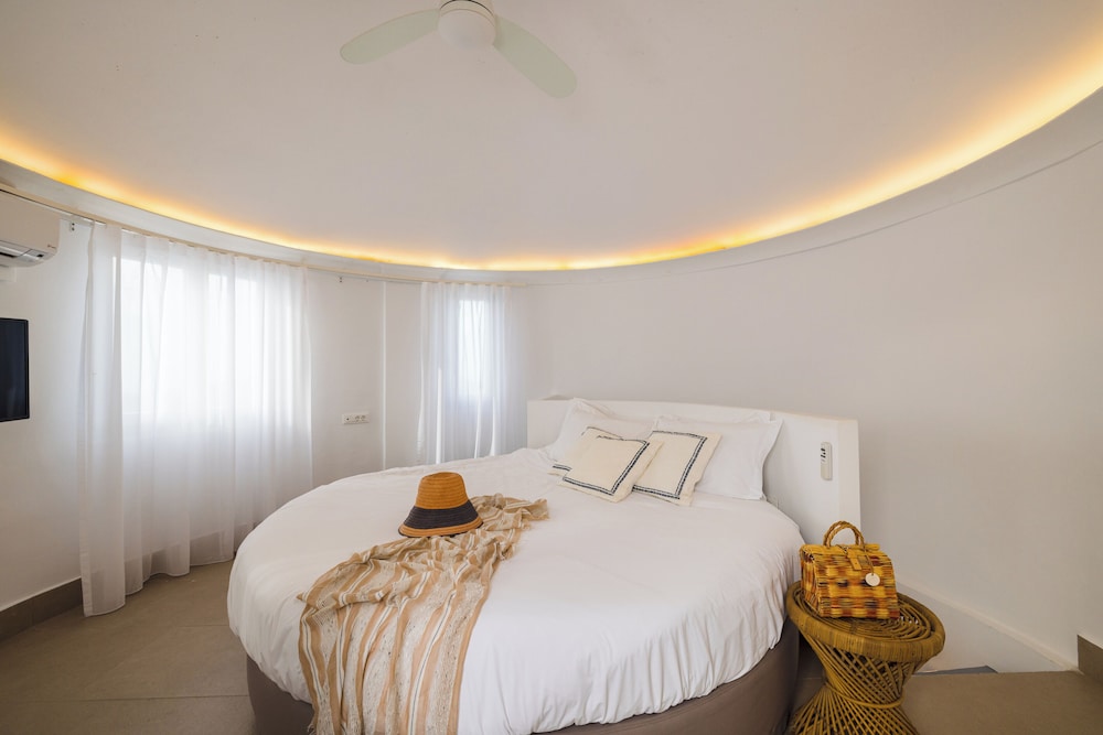 Mini, Suite, Quadruple, Queen Bed, Caldera View, Sofa, Plunge Pool، Rocabella Deluxe Suites And Spa 8/10