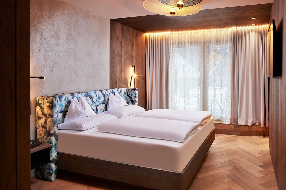 Hotel Neue Post 11/75