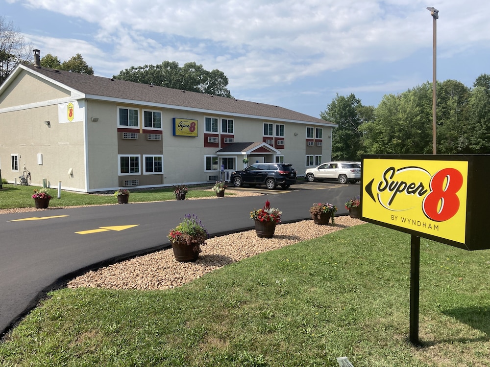 Super 8 by Wyndham Chisago City 1/20