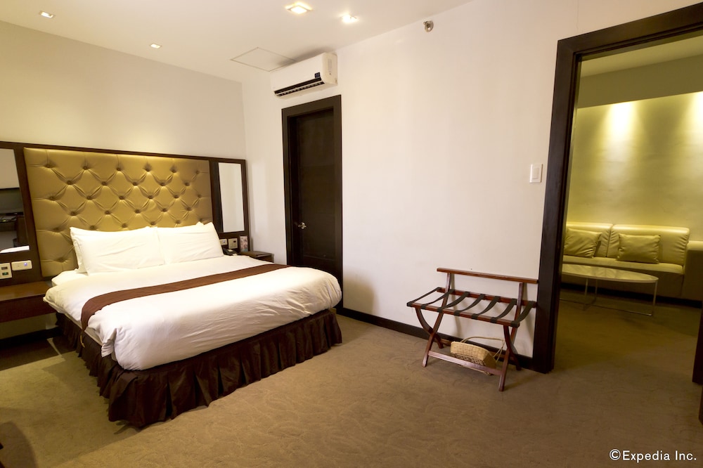 Castle Peak Hotel 29/71