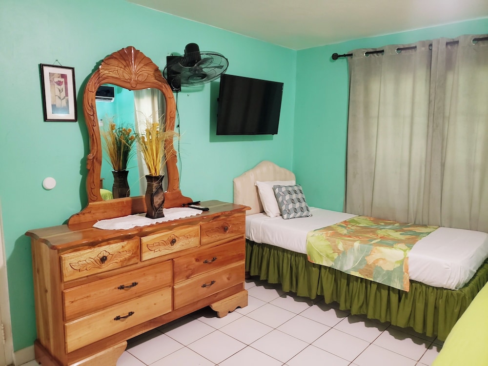 Standard, 1 King and 1 Single Beds, Pool Access، Pinkhibiscus Guest House 9/10