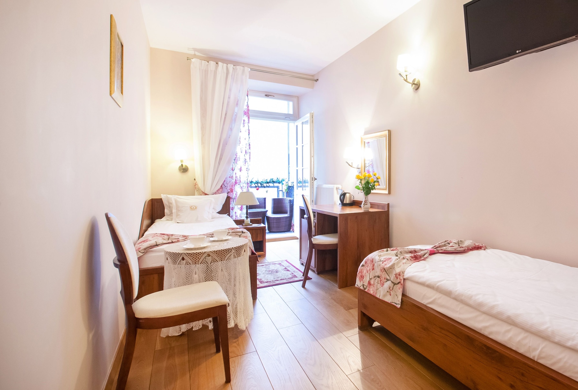 ROOM, TWIN BEDS