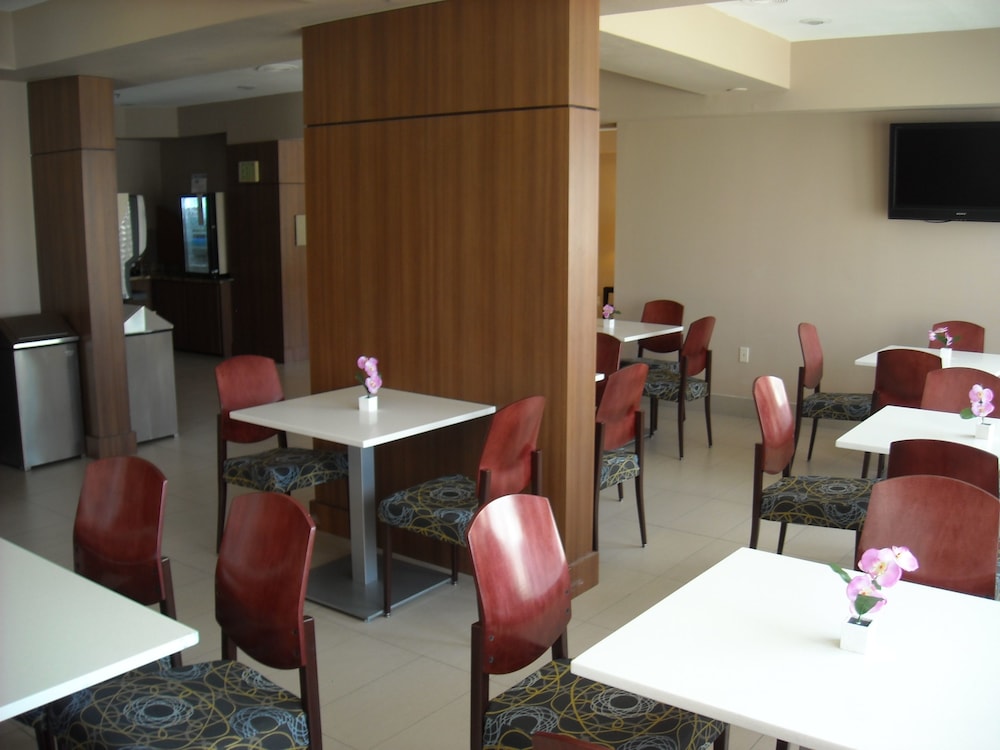 Holiday Inn Express Hotel And Suites Dallas Park Central Northeast 45/56