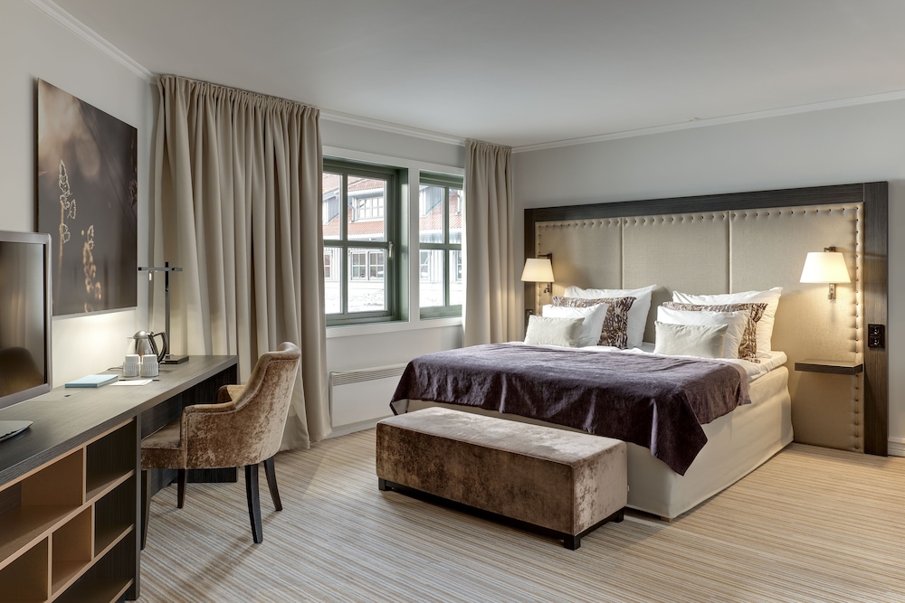 ROOM, DOUBLE BED