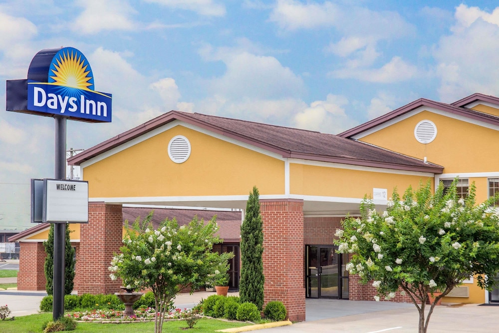Days Inn by Wyndham Lake Village 1/43