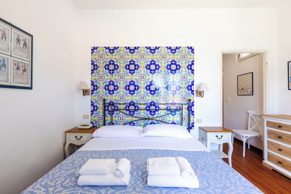 Hotel Torre Dei Borboni 27/72