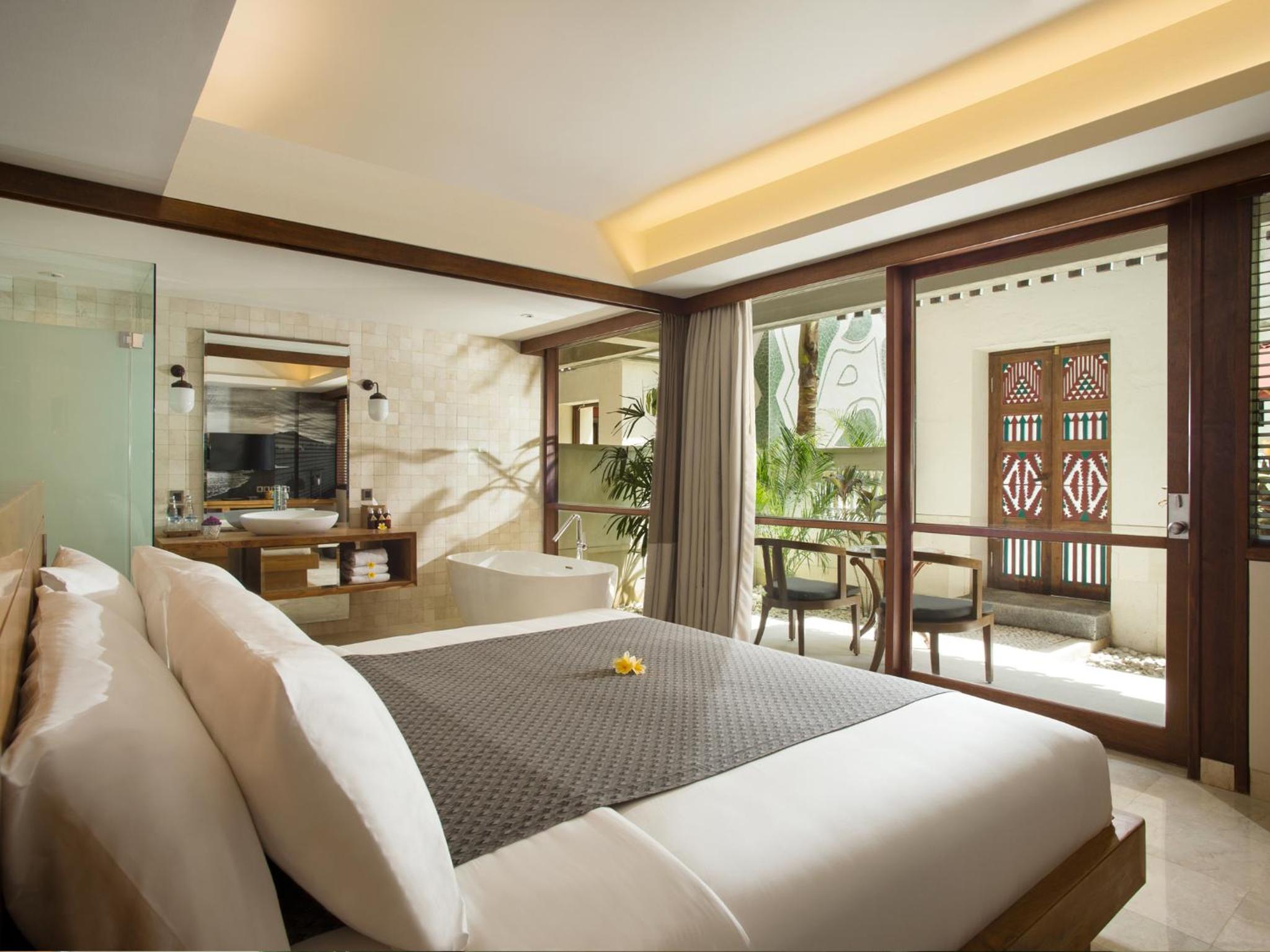 Grand, Deluxe, King Bed, Pool Side