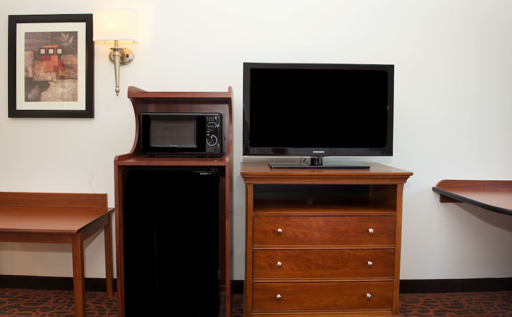 Hampton Inn and Suites Pittsburgh Meadow Lands 42/47
