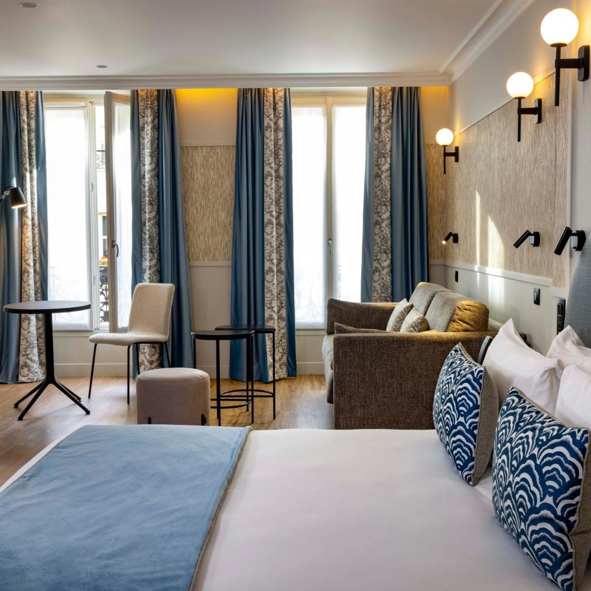 Prestige, Suite, Quadruple, Street Side View, Sofa, Bathtub