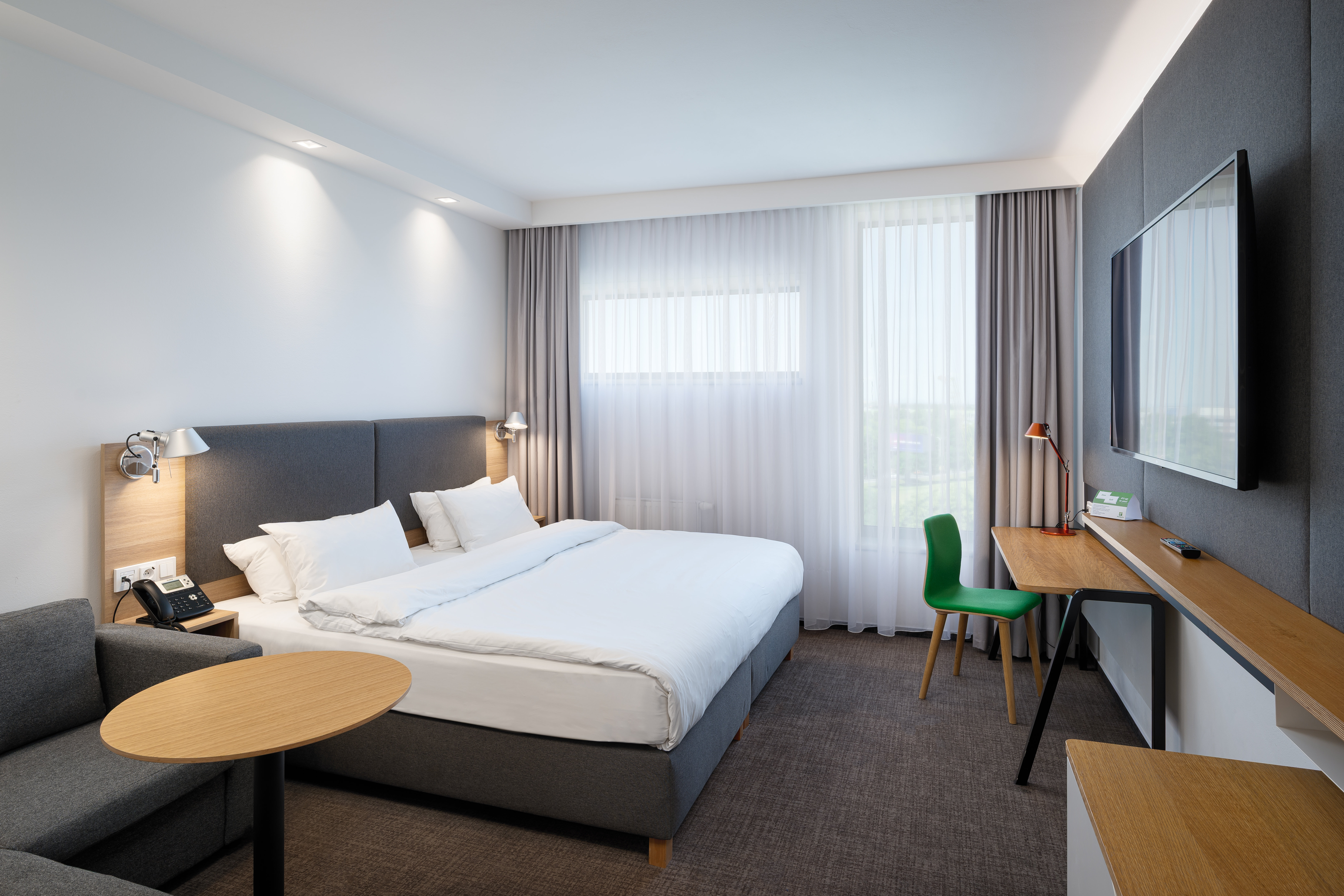 HOLIDAY INN PRAGUE AIRPORT 37/76