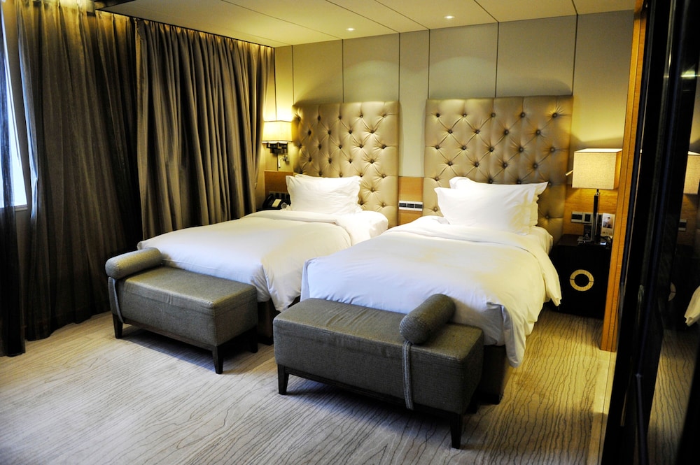 Enlux Hotel (Baotu Quanquan City Plaza) 30/59