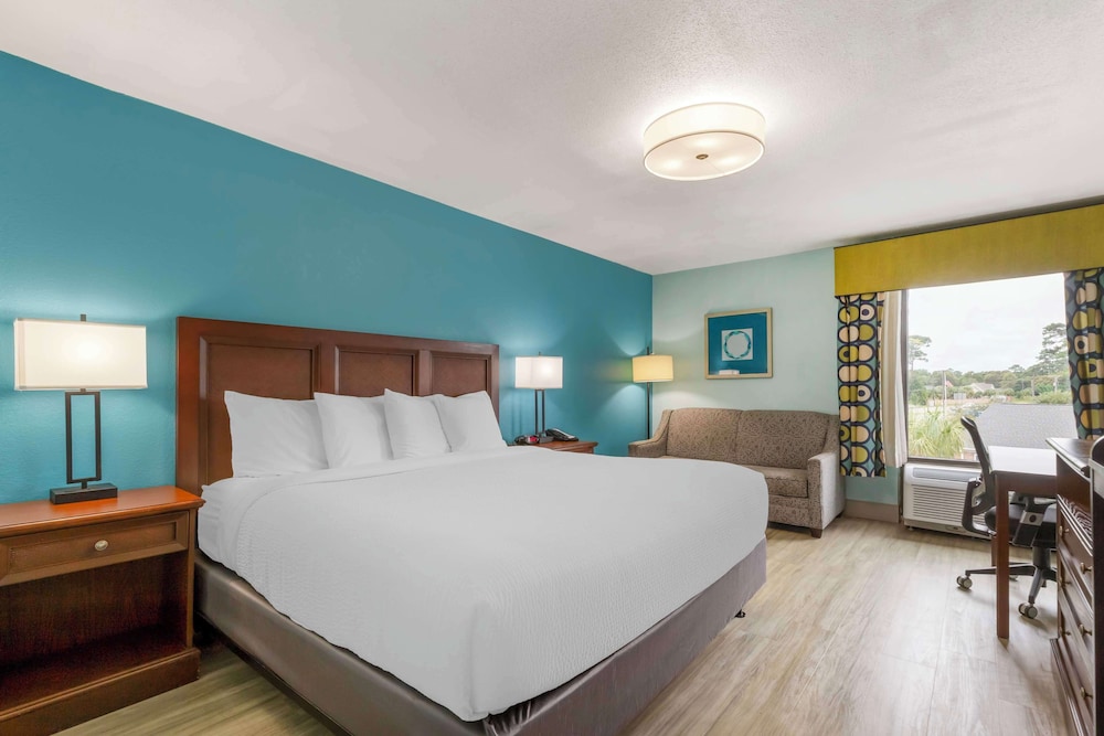 STANDARD, KING BED, SOFA, ACCESSIBLE