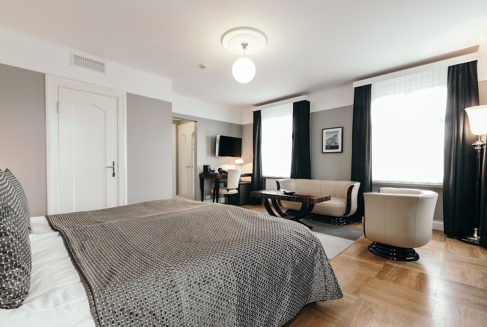 Deluxe, King Bed