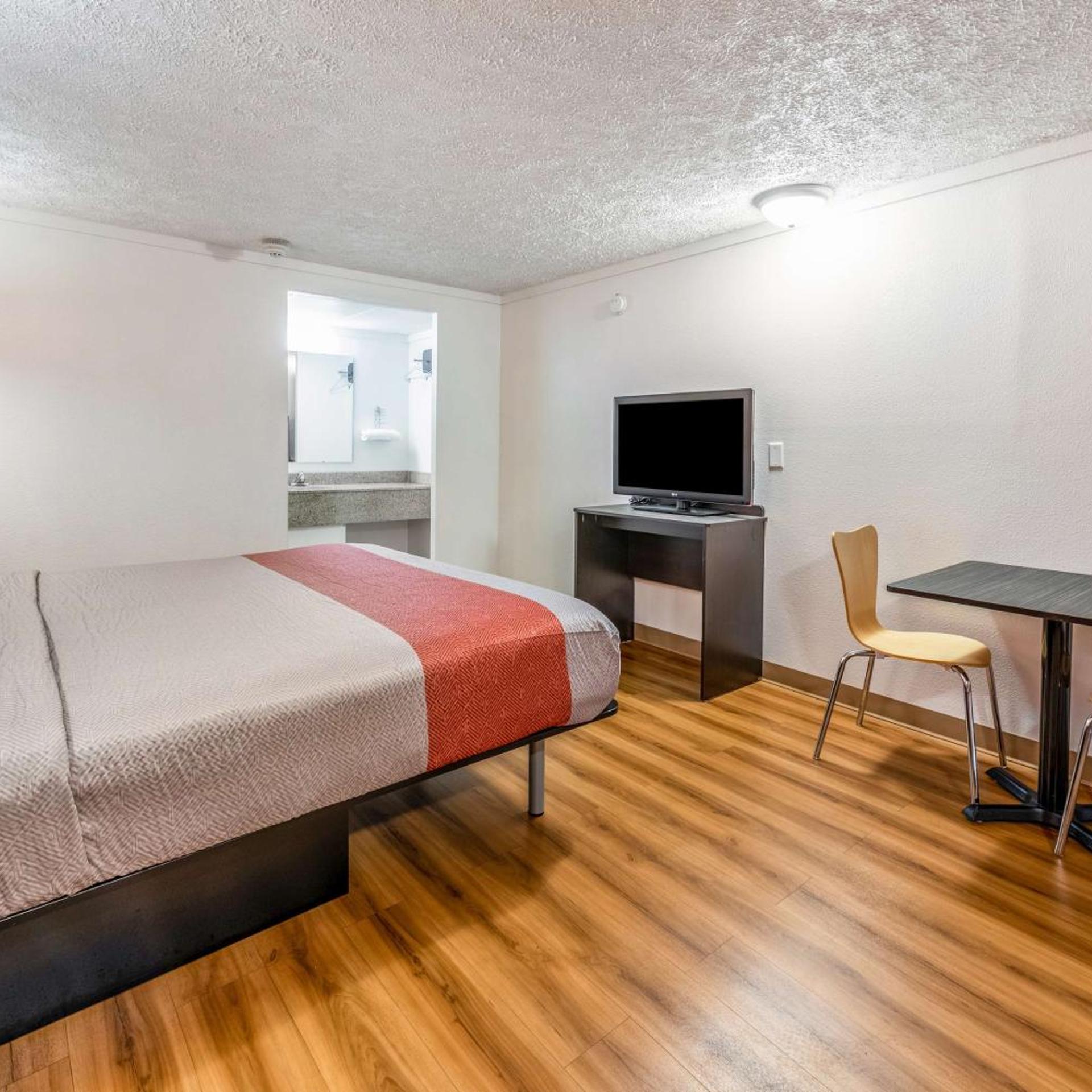 غرفة بسرير كينج، Motel6 Mansfield, OH 8/9