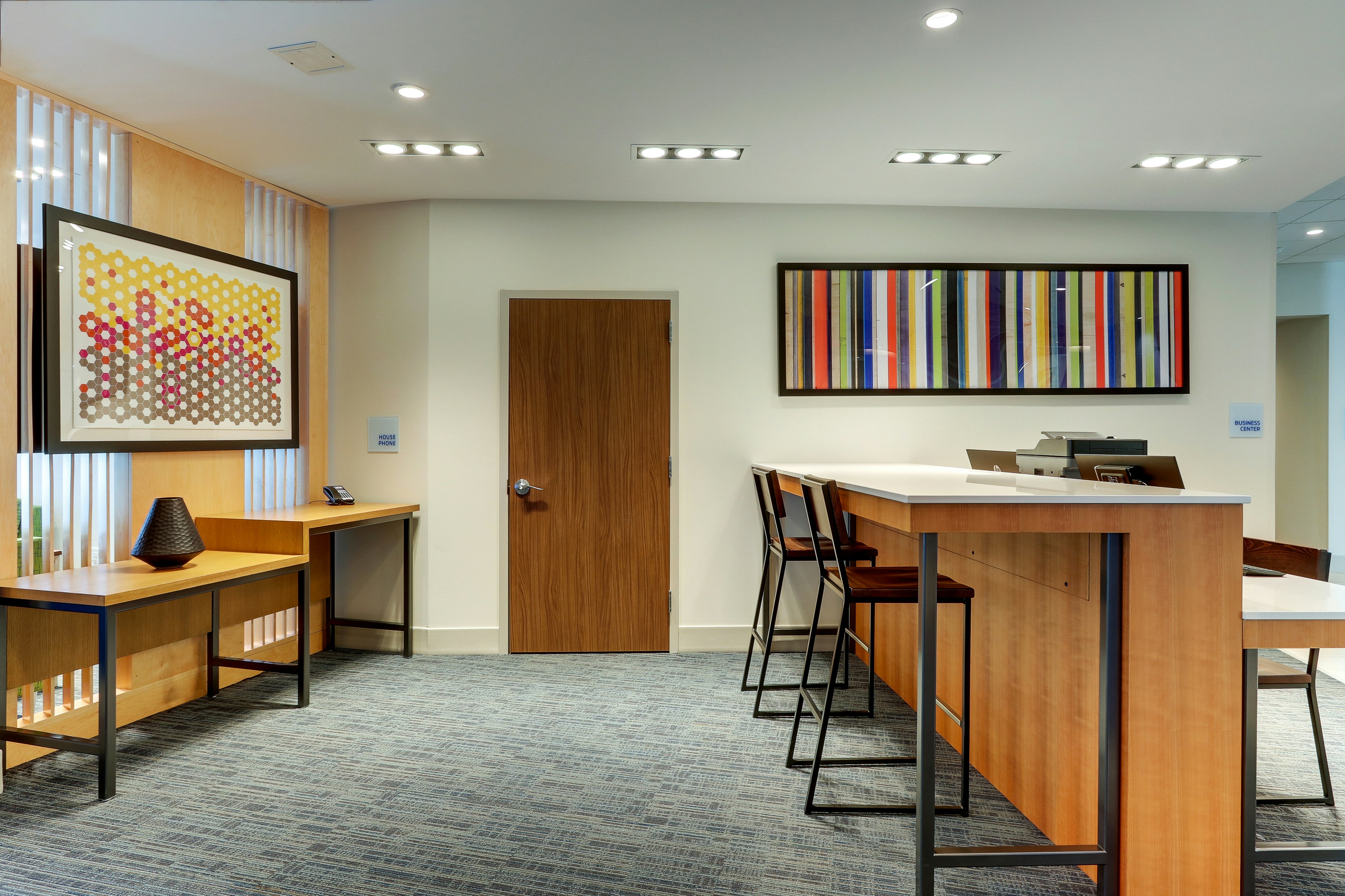 Holiday Inn Express and Suites Roanoke Civic Center 8/34