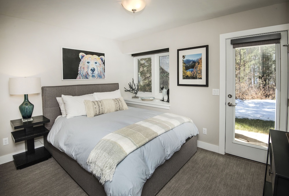 3 BEDROOMS, TRADITIONAL, TOWN HOUSE, MULTIPLE BEDS, LIVING AREA, KITCHEN