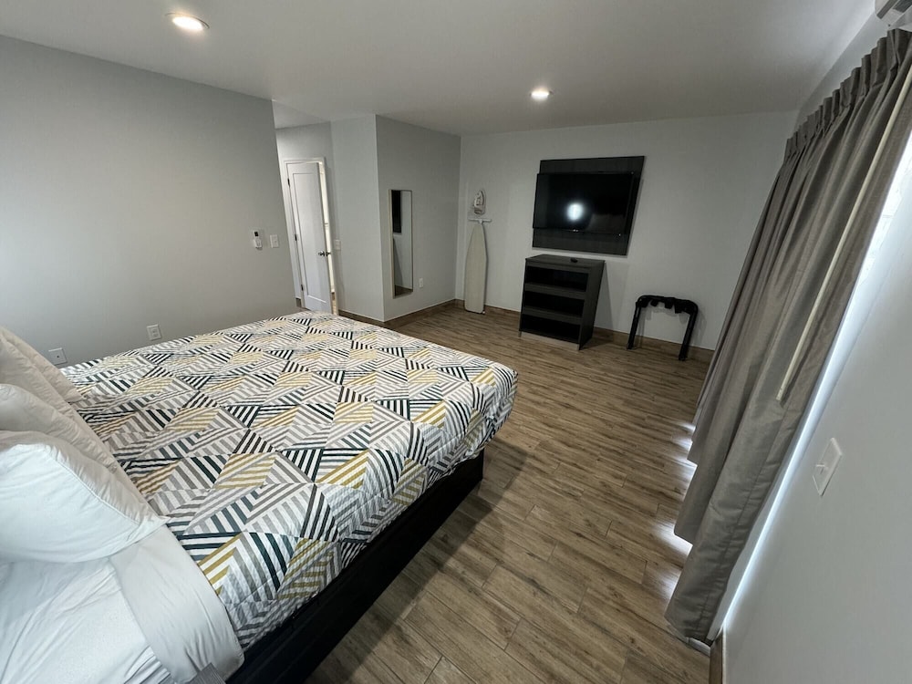 STANDARD, KING BED, KITCHENETTE
