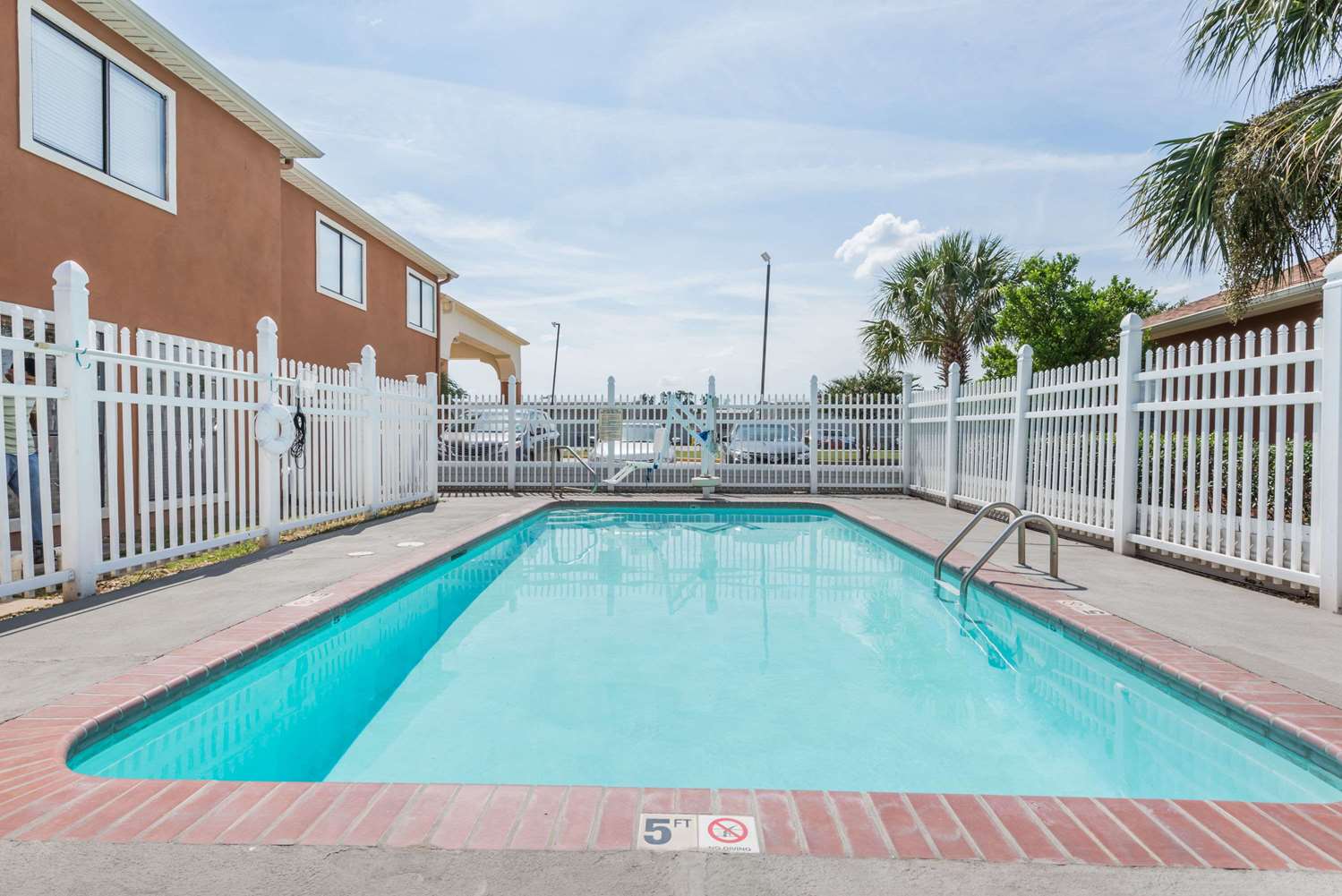 Days Inn by Wyndham Sulphur LA 40/58