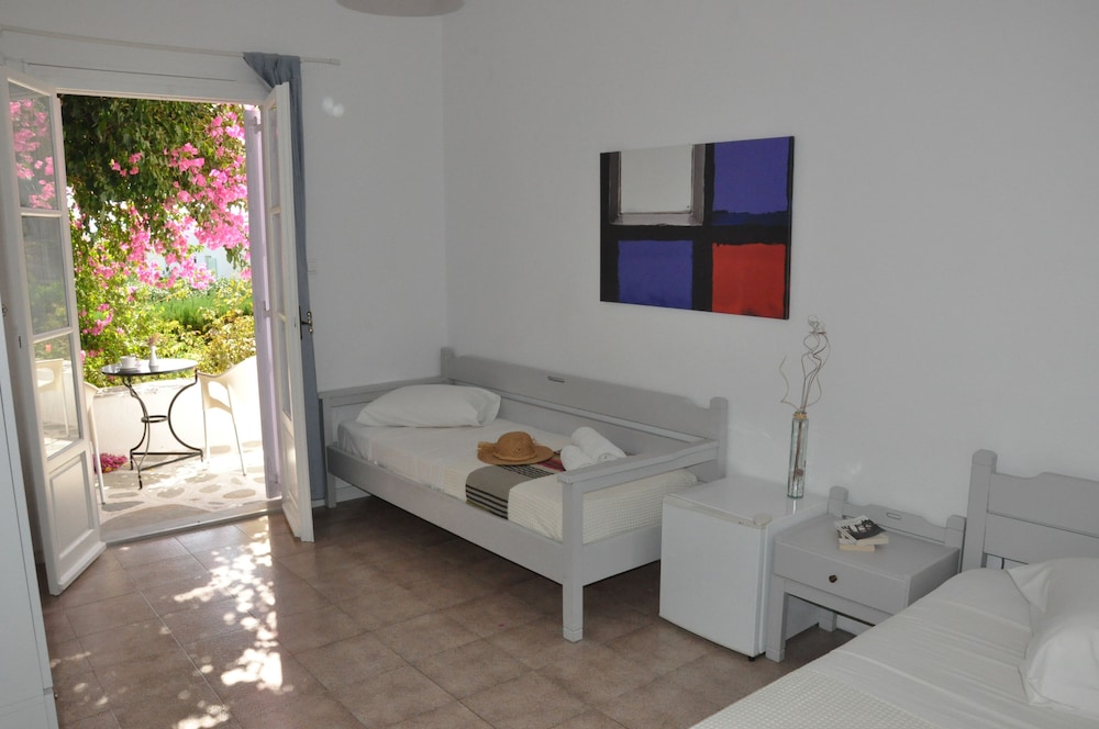 Akrotiri Hotel 41/68