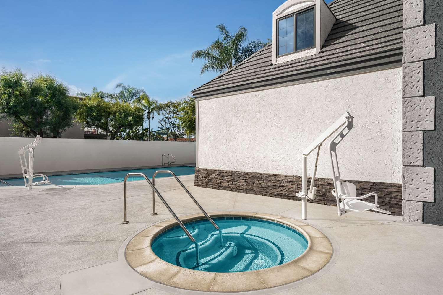 Ramada by Wyndham Anaheim Convention Center 14/40