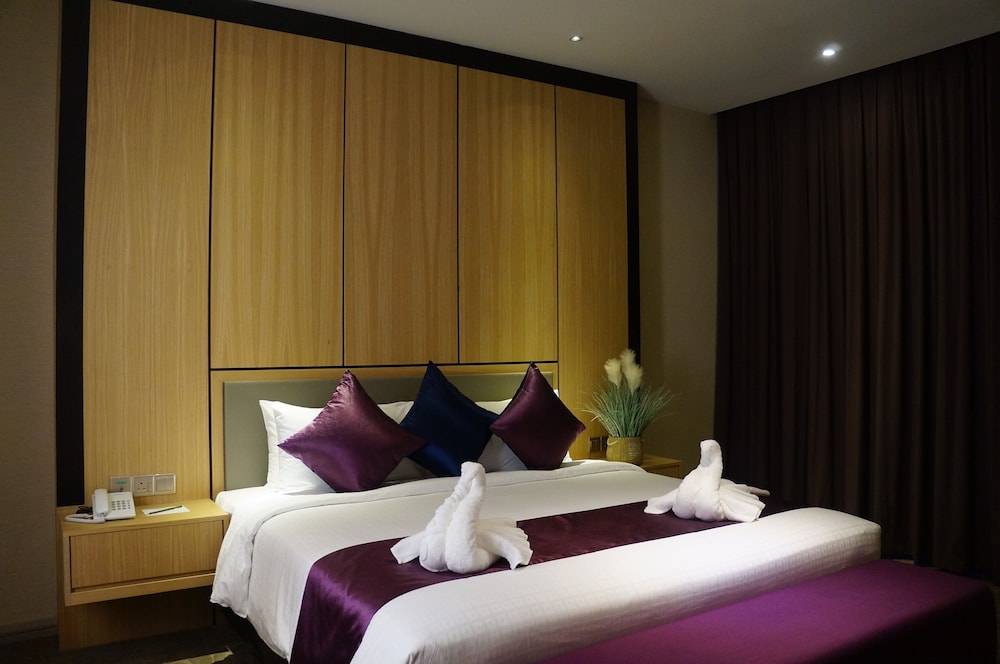 Greens Hotel And Suites 20/65