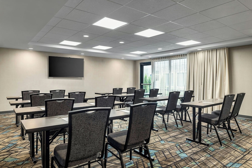 Residence Inn By Marriott Richmond Airport 24/36