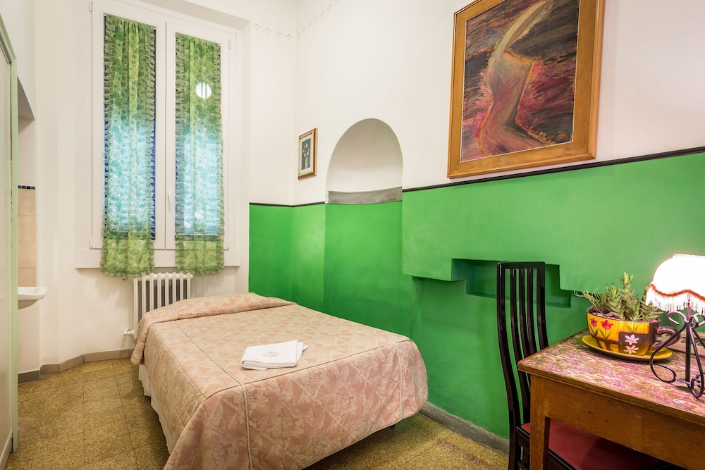 ECONOMY, DOUBLE BED, SHARED BATHROOM