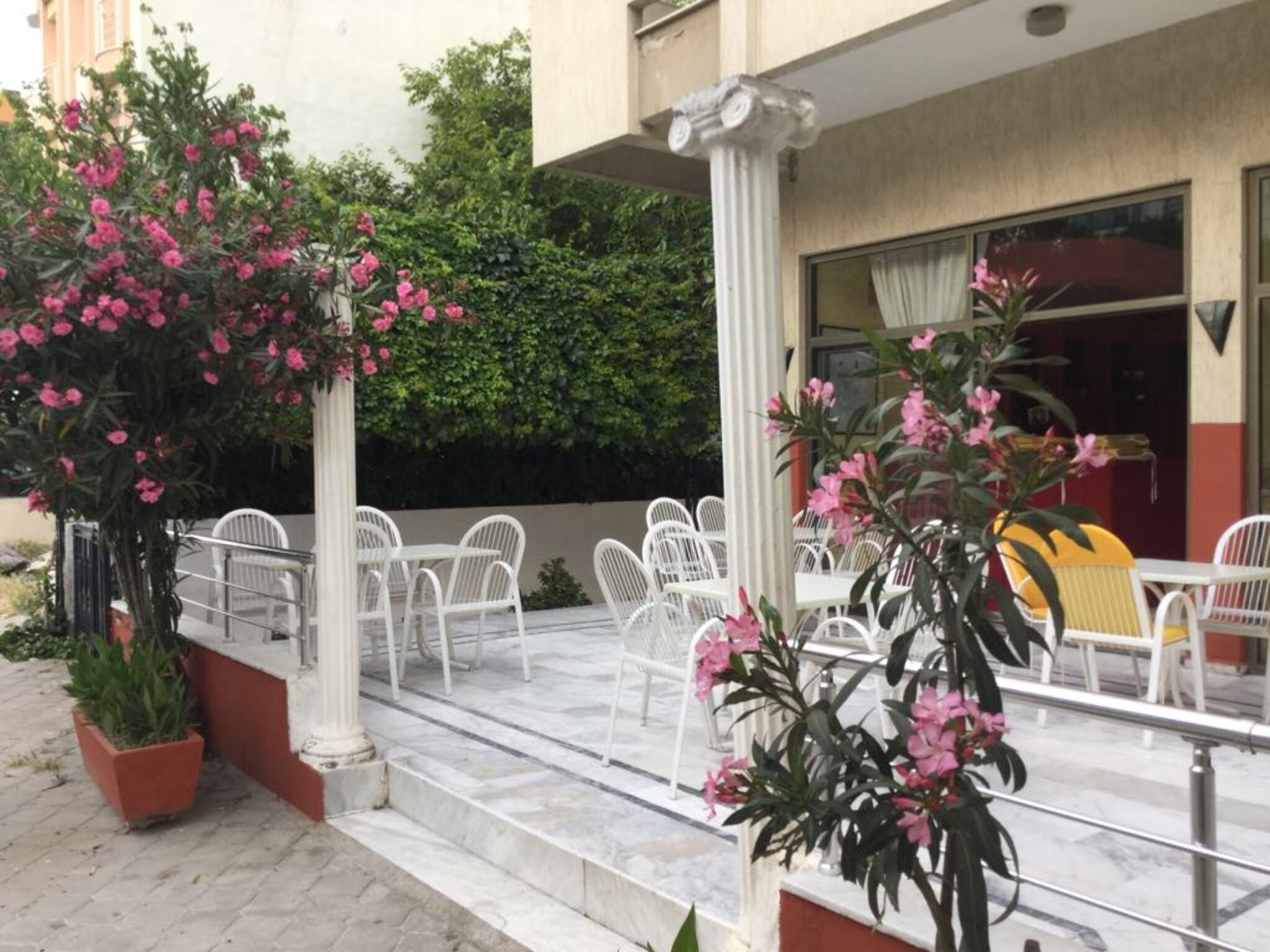 Dias Hotel 4/27