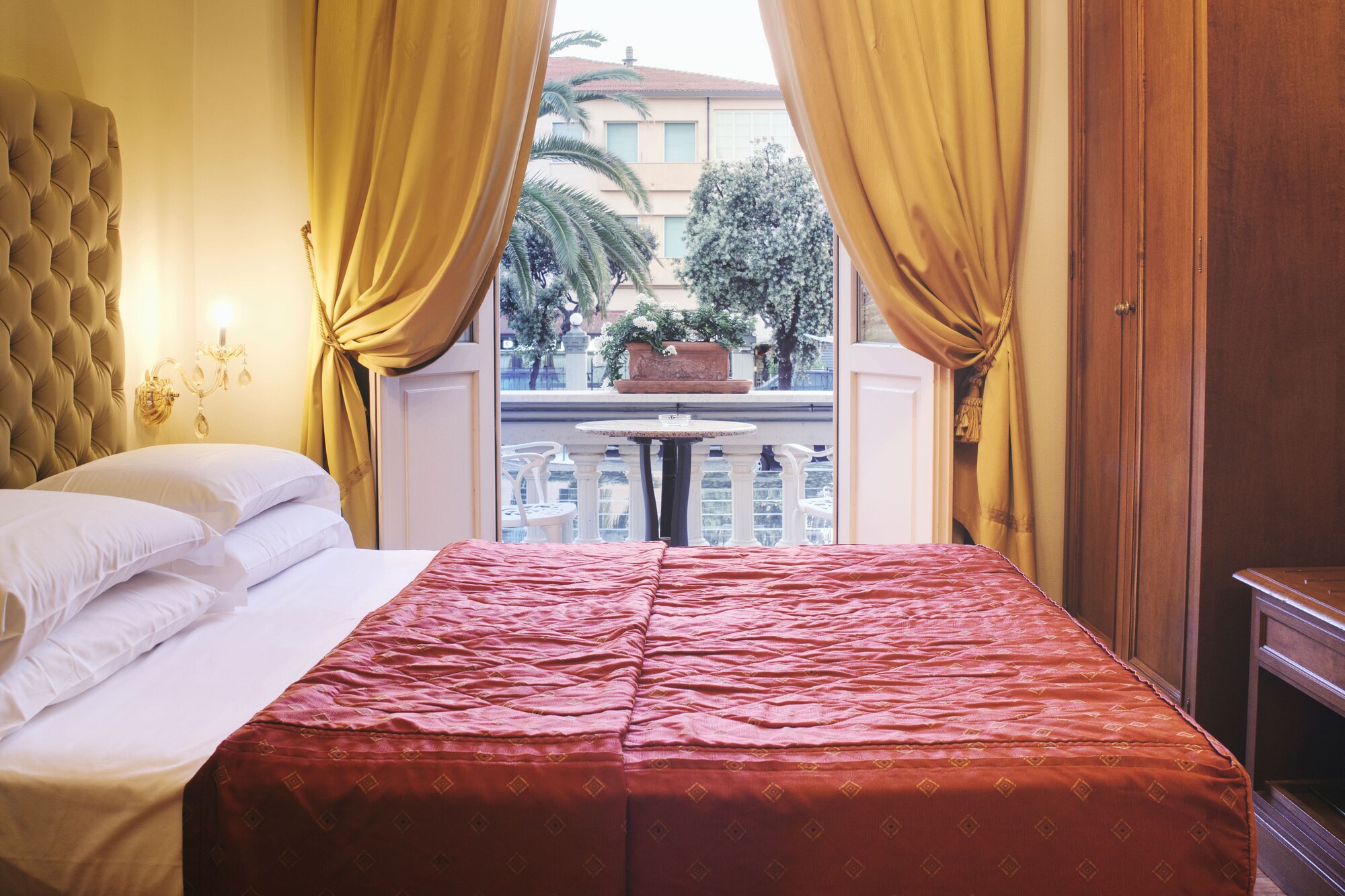 CLASSIC, DOUBLE OR TWIN BED, BALCONY