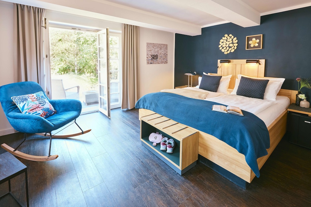 Comfort, King Bed, Garden Area