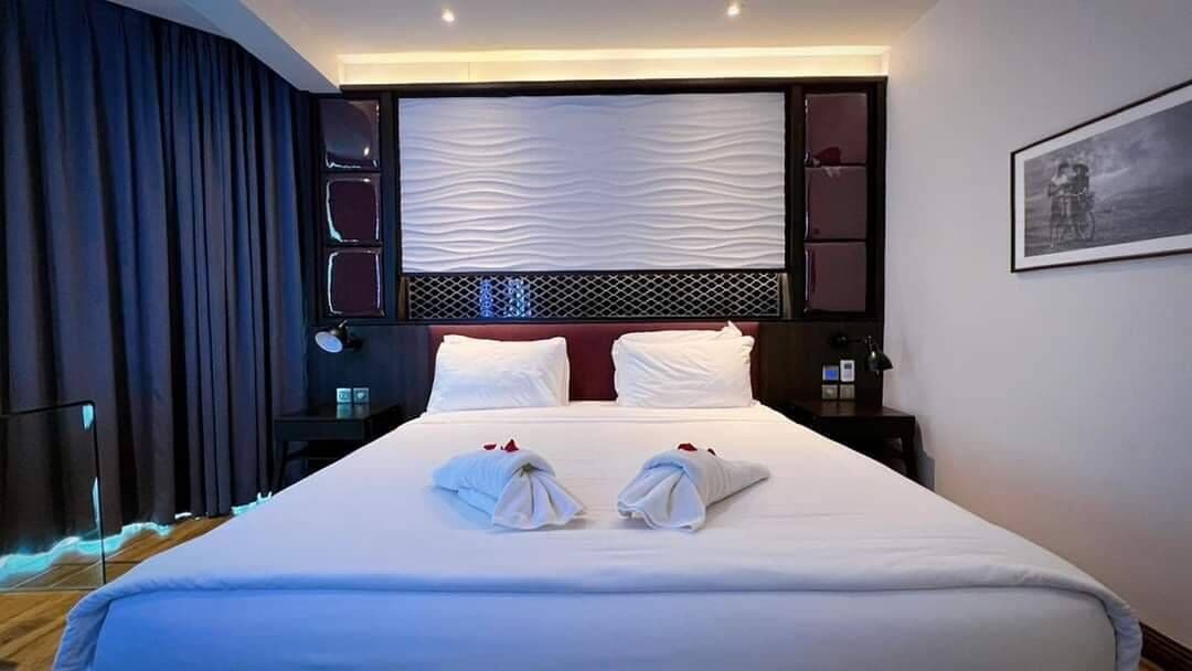 DELUXE, DOUBLE BED