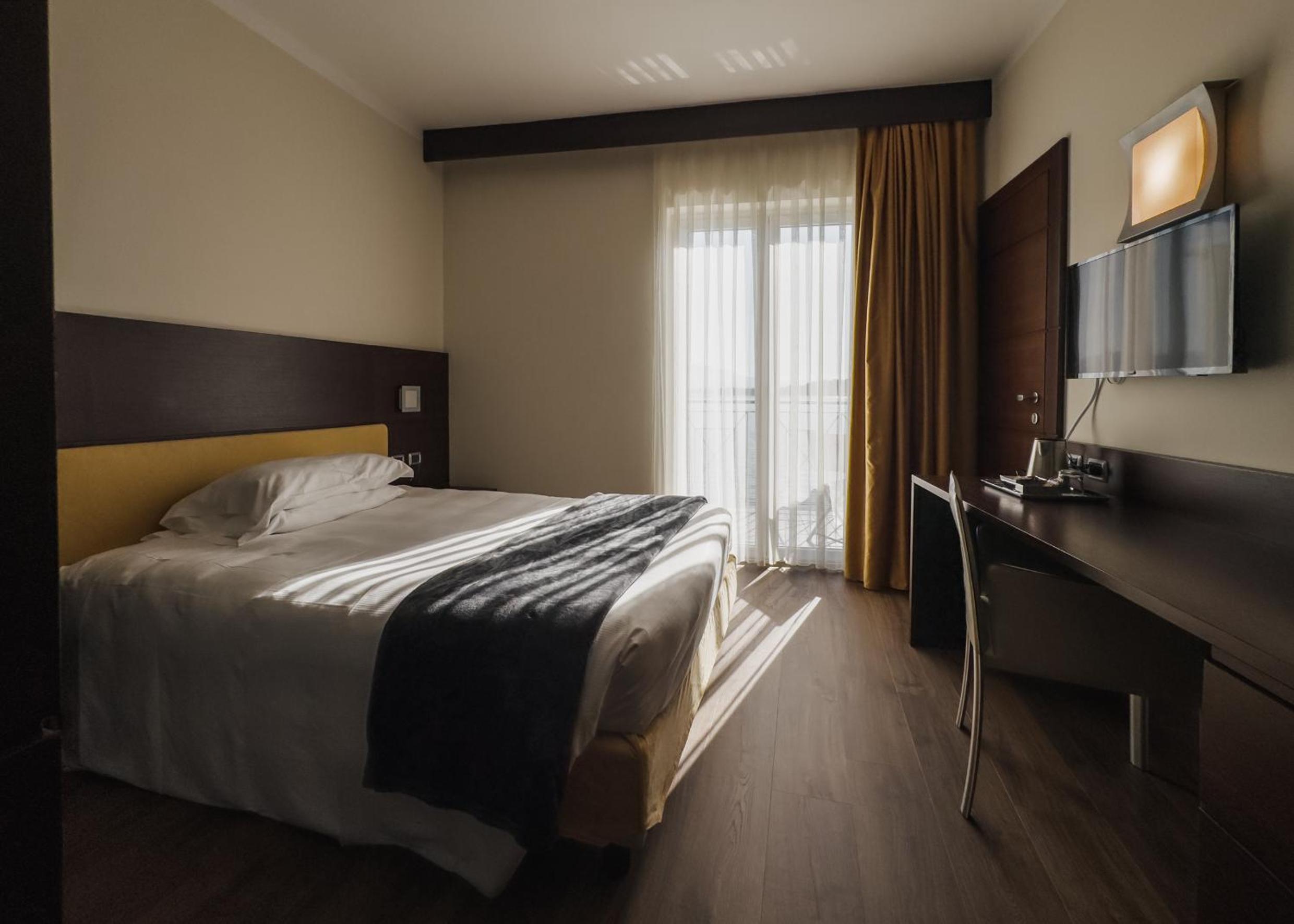 Room, Single, Lake View