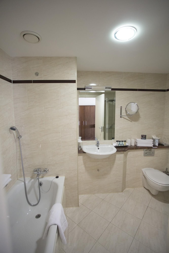 Dunboyne Castle Hotel Spa 63/64