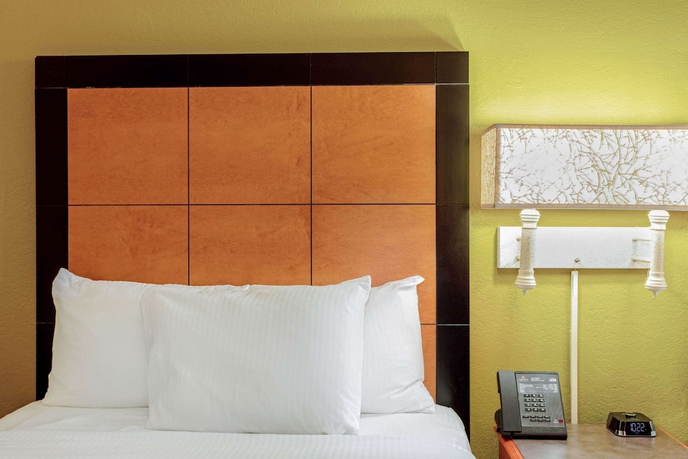La Quinta Inn by Wyndham Orlando Airport West 19/40