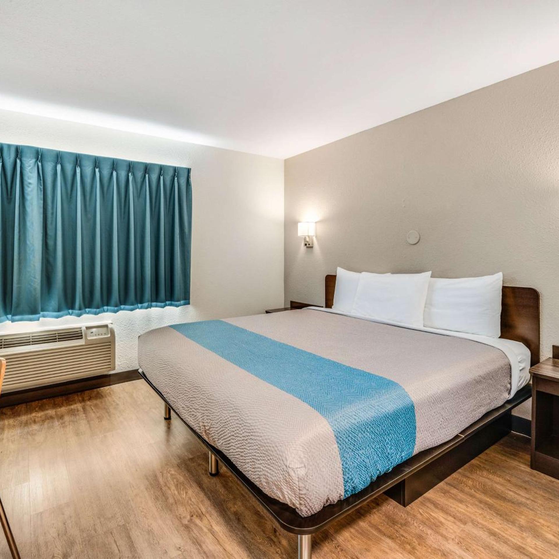 1 King Bed - Mob Access Tub Nsmk Minifridg