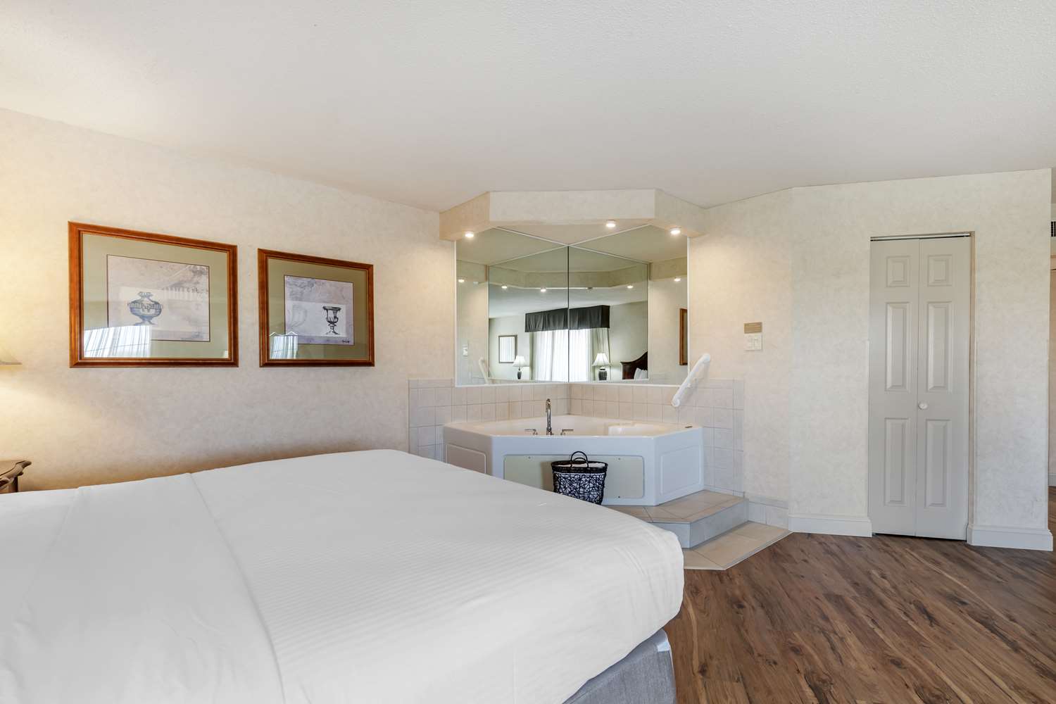 Suite, King Bed, Hot Tub, Chair Bed