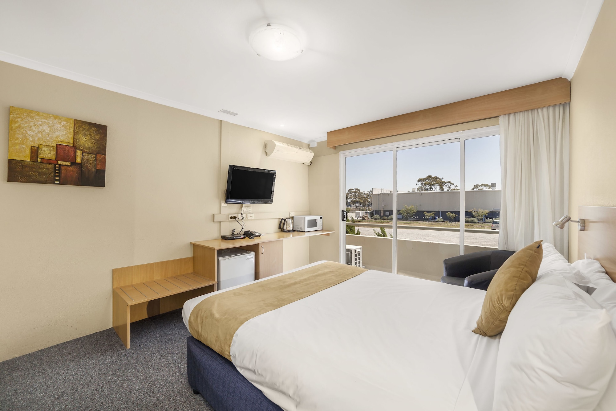 STANDARD, QUEEN BED