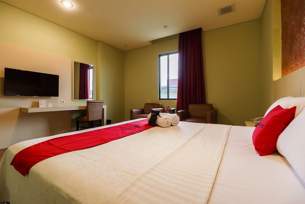 RedDoorz Plus near Dunia Fantasi Ancol 10/19