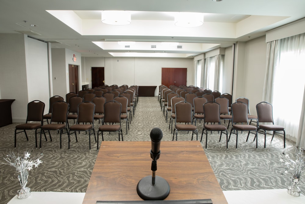 Holiday Inn Hotel And Suites Raleigh Cary I 40 Walnut St 56/68