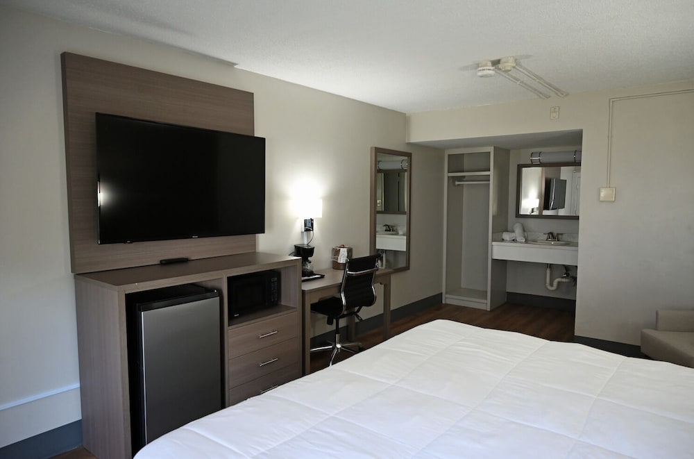 Deluxe, King Bed, Parking Lot View