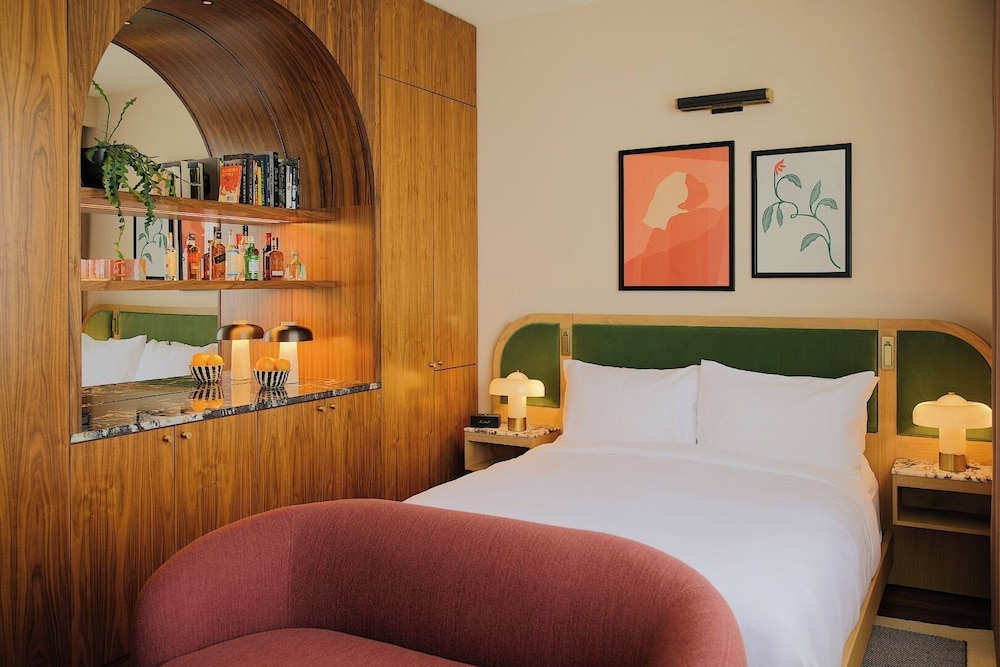 ROOM, QUEEN BED, LARGE